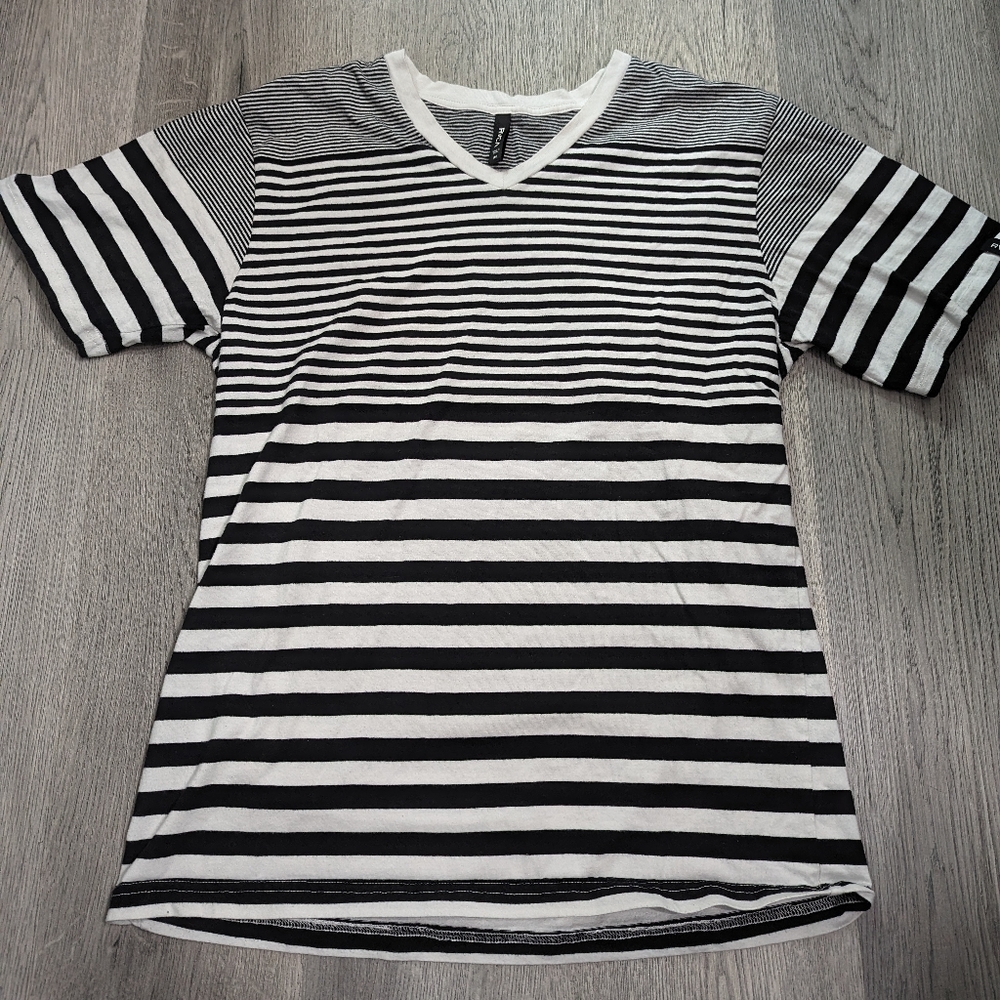 RVCA Mixed Stripe V Neck Tee M Y2K Skate Emo Streetwear